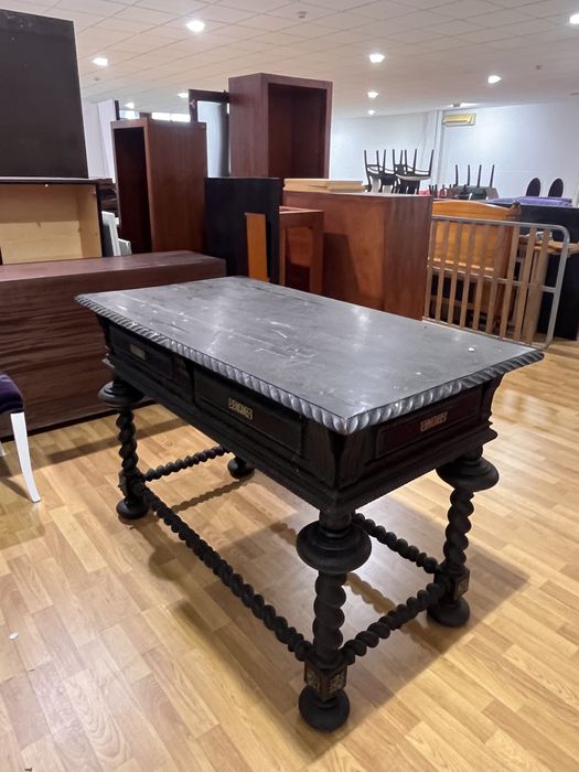 Comoda com detalhes escura