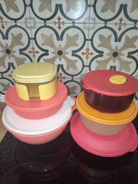 Várias caixas de armazenamento de alimentos da marca Tapperware