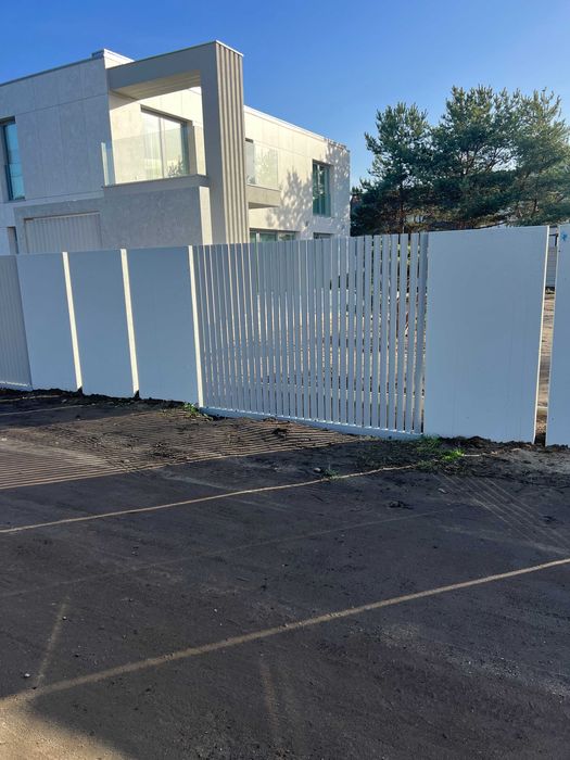 ogrodzenie grzebieniowe aluminiowe pionowe poziome mur betonowy L