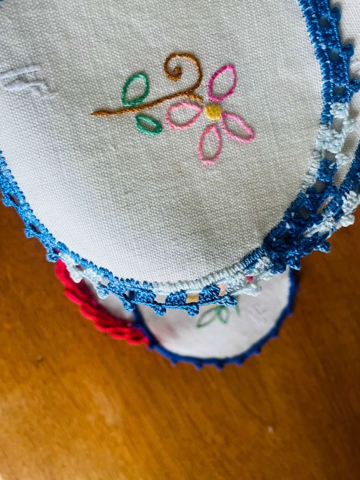 5 Tapa-jarros em linho bordados à mão com bainha em crochet