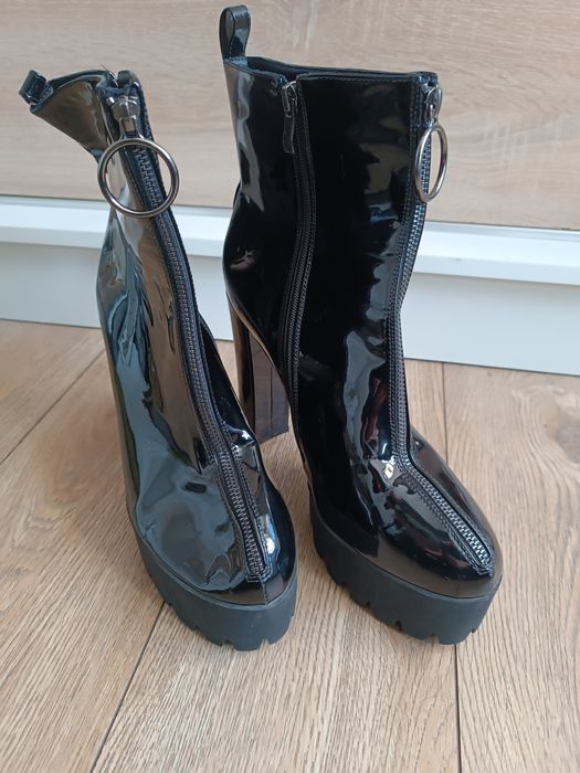 Czarne lakierowane botki na obcasie