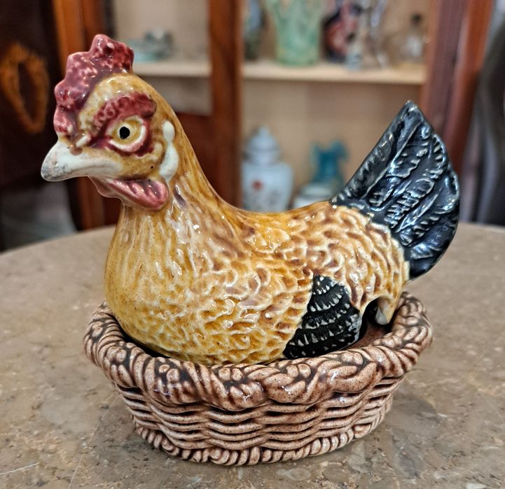 Galinha bordalo pinheiro em bom estado