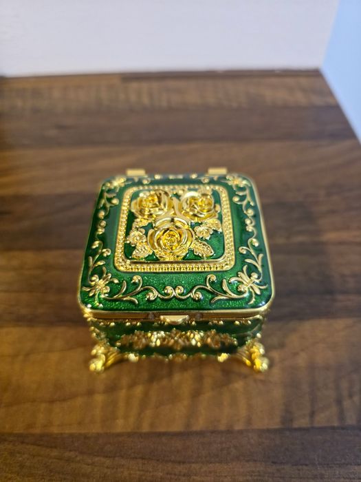 Szkatułka ozdobna zielona – styl retro, złote zdobienia, na biżuterię