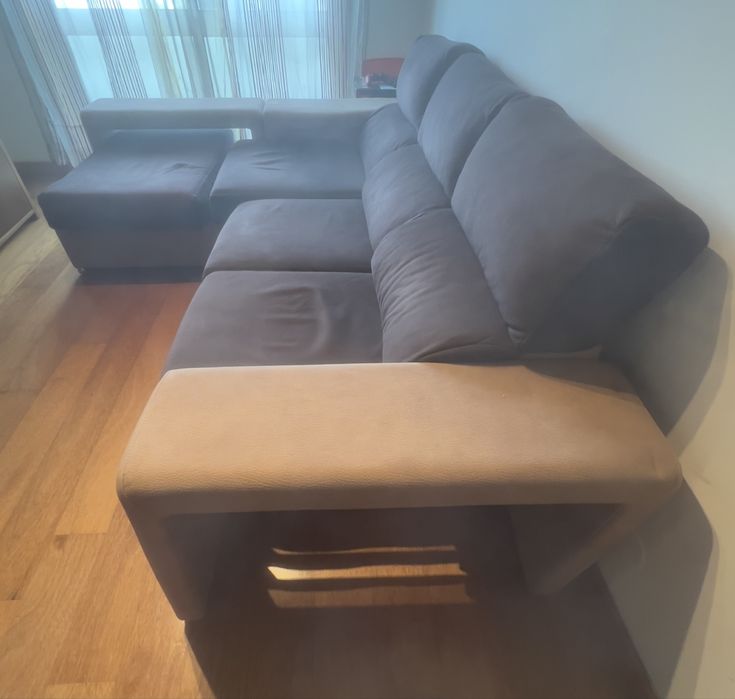 Sofá em tecido microfibra