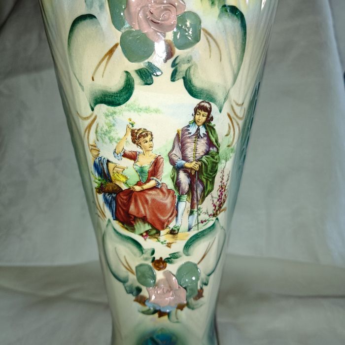 Ваза фарфоровая тонкая