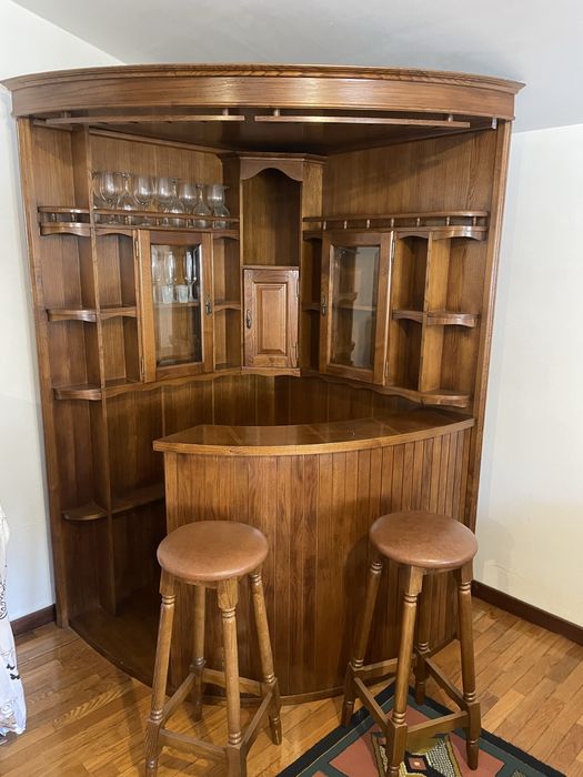 Bar de canto com dois bancos
