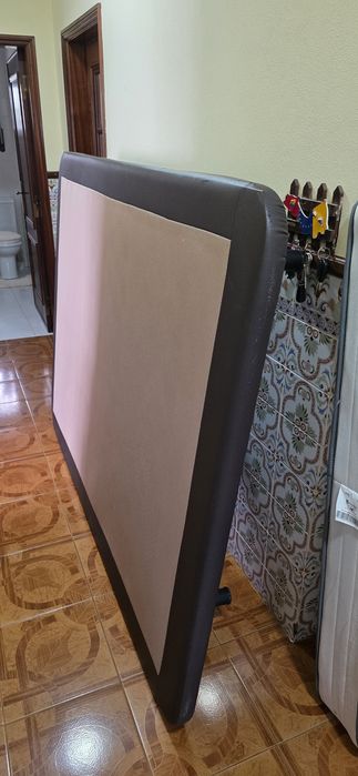 Estrado tapizado com pés incluído o colchão