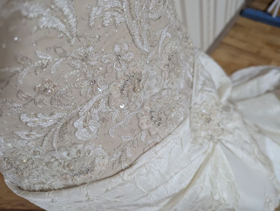 Продам весільну сукню випускний