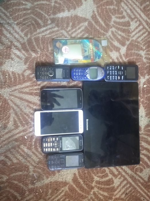 Лот телефонів та планшет