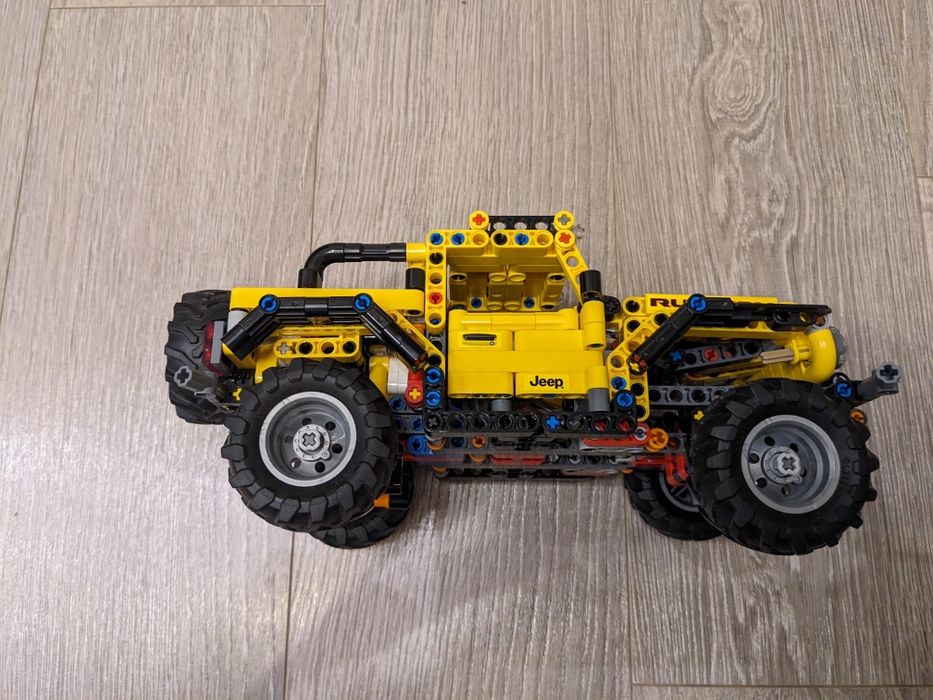 Продам LEGO Technic Jeep Wrangler (42122)