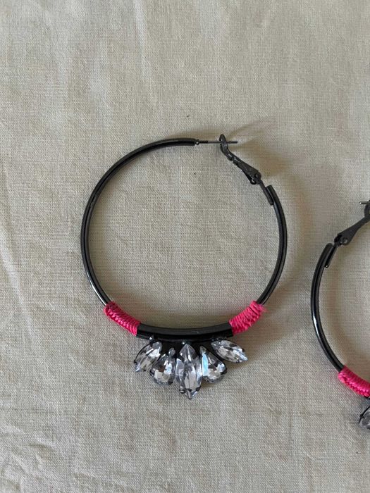 Brincos argola escura com fio rosa néon e cristais