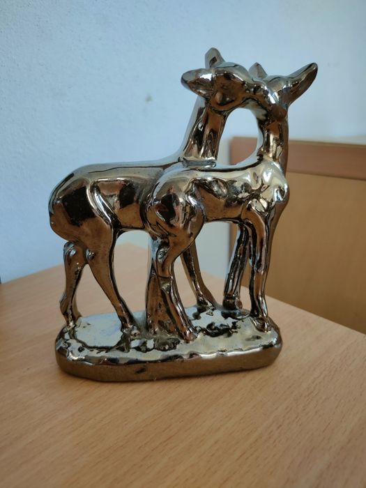 Conjunto de animais cor de bronze.