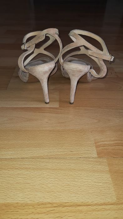 Beżowe sandałki Baldowski 38