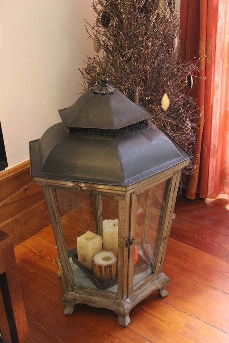 Lanterna de madeira e metal