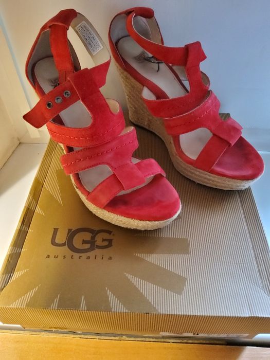 Босоножки замшевые на танкетке UGG