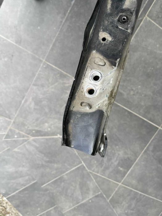 Підсилювач переднього бампера Jaguar F-Pace (оригінал), з дефектом.