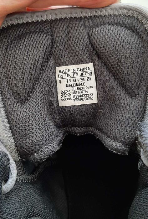 кросівки Adidas.
