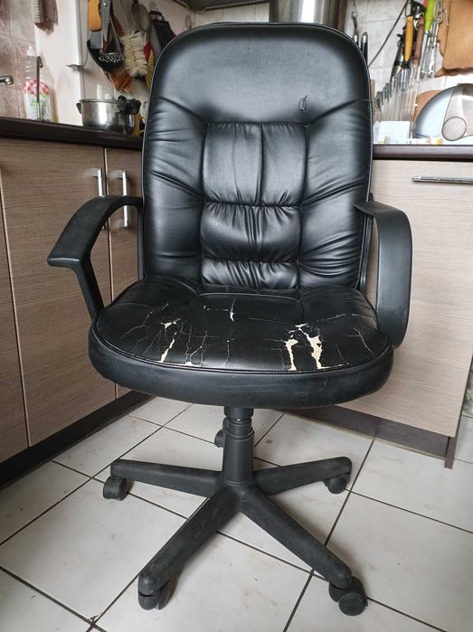 Мягкое удобное кожаное офисное кресло местами подуставшее, но исправное