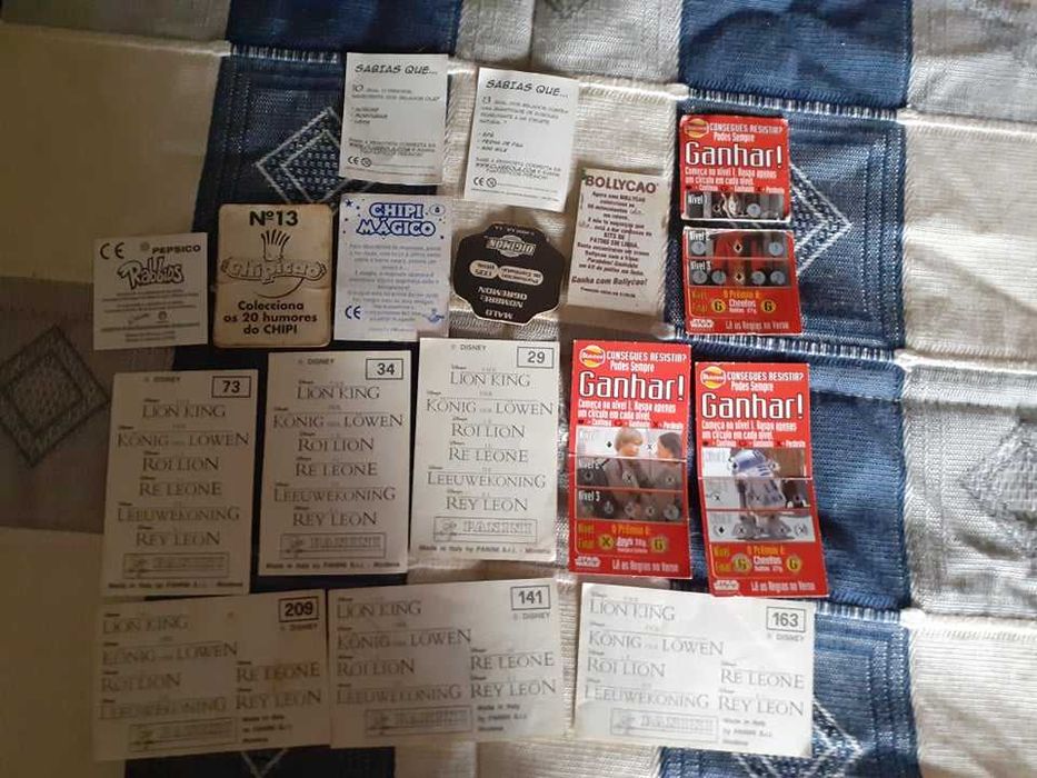 Vários cromos antigos e outros colecionáveis