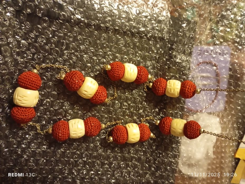 Colar vermelho e bege