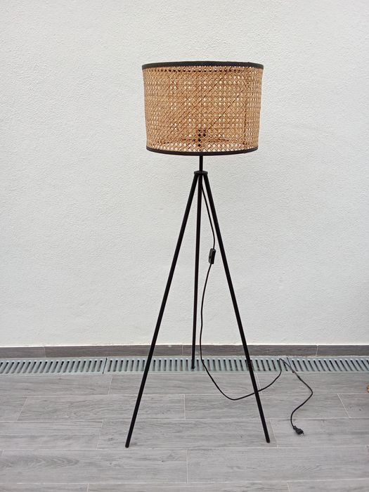 Candeeiro preto com abajur em verga