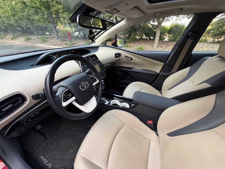 Toyota Prius Four Touring      2016