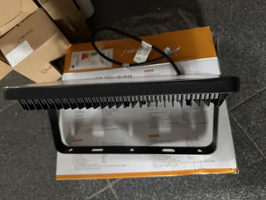Lampa halogen 100 W garaż hala podwórko