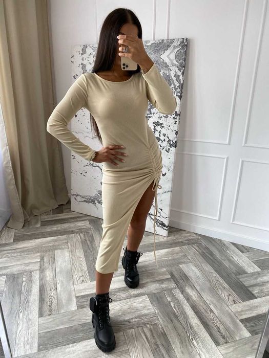 Dopasowana sukienka z rozcięciem beż