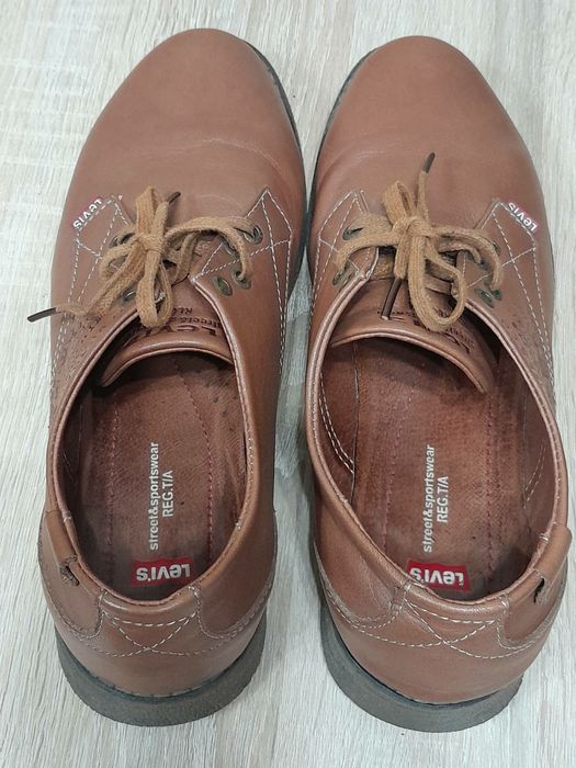Чоловічі кожані туфлі 41 розміру виробника Levi's Strauss