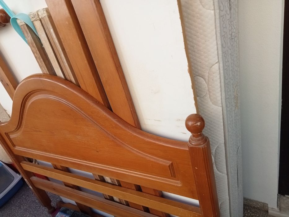 Cama em madeira 1,40× 1,90