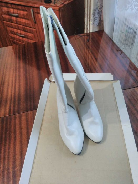 Продам женские демисезонные сапоги.