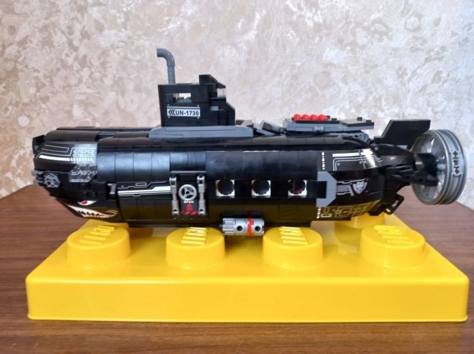 Лего підводний корабель