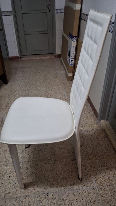 Cadeira em branco, em excelente estado.