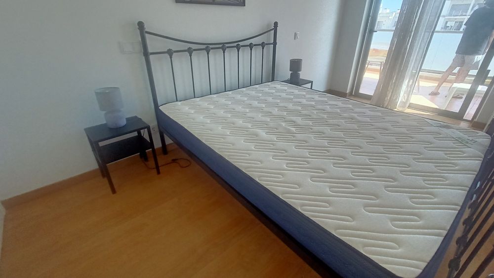 Com estrado e colchão incluído.
Oferta 2 mesas de cabeceira e 2 candeeiros
Com estrado e colchão incluído.
Oferta 2 mesas de cabeceira e 2 candeeiros