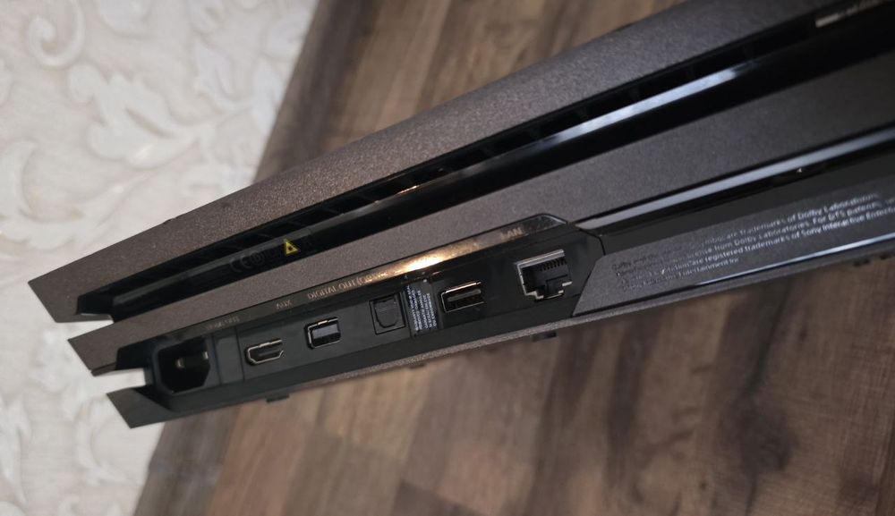 PlayStation 4 Pro 1TB CUH-7116B з джойстиком та 2 диска