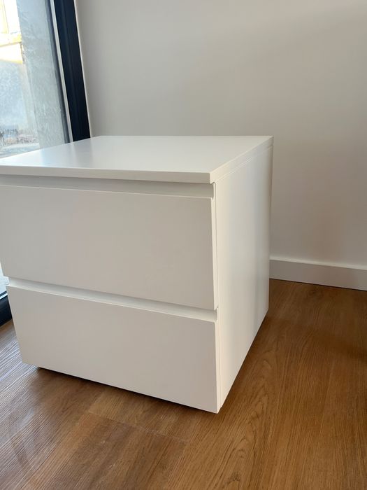 Mesa de cabeceira branca