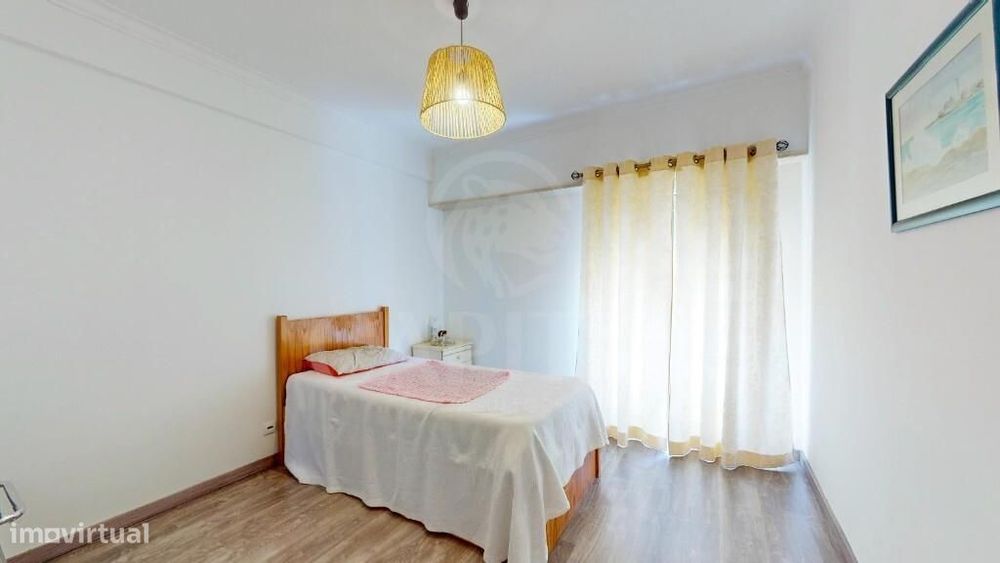 Apartamento T2 totalmente remodelado, com garagem e arrecadação, em Ca