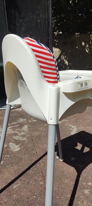 Cadeira Ikea Antilop com mesa e almofada