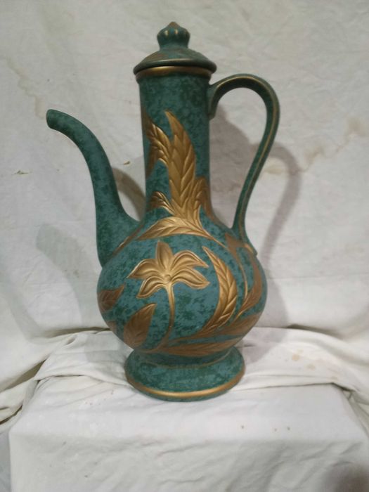 Jarro decorativo, possivelmente feito de cerâmica ou porcelana.