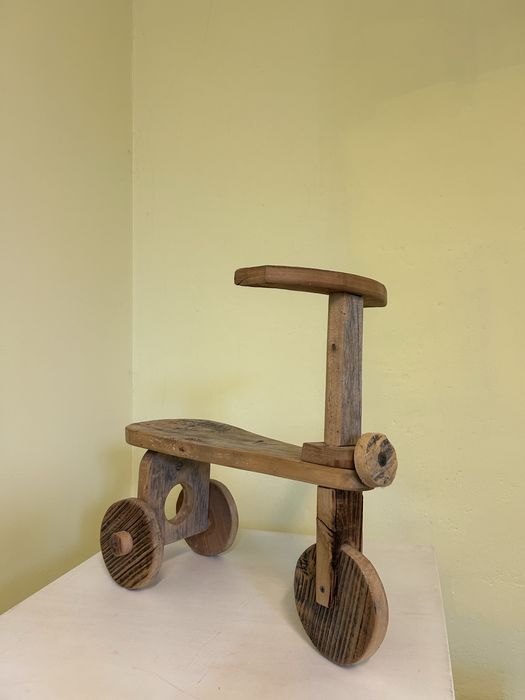 Drewniany rowerek, rekwizyt do sesji