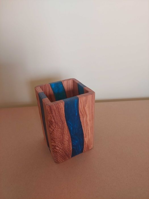 Drewniany kubek z żywicą