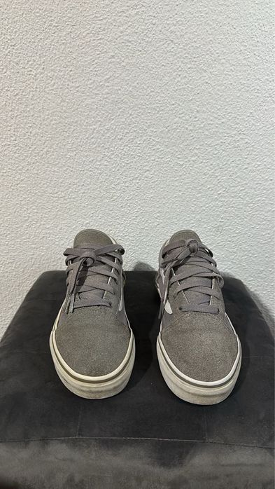 Vans cinza.