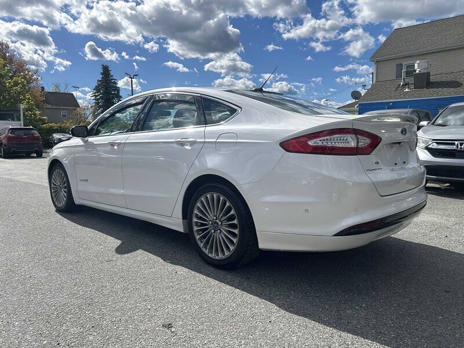 Ford Fusion Titanium Hybrid      2014