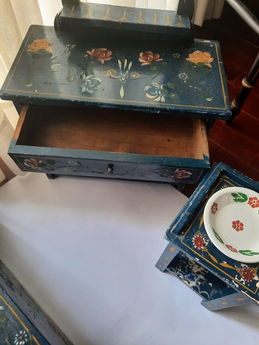 Mobília alentejana de quarto de bonecas tradicional alentejana