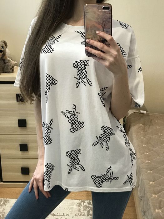 Біла футболка оверсайз з модним принтом чорних зайчиків довга, стильна