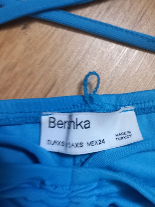 Niebieskie spodnie dzwonowate z bershki z sznurkami.