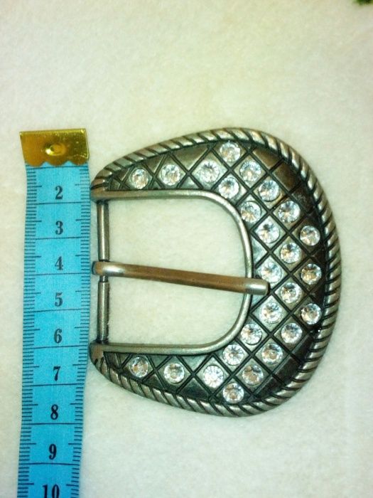 Красивая металлическая пряжка с камушками