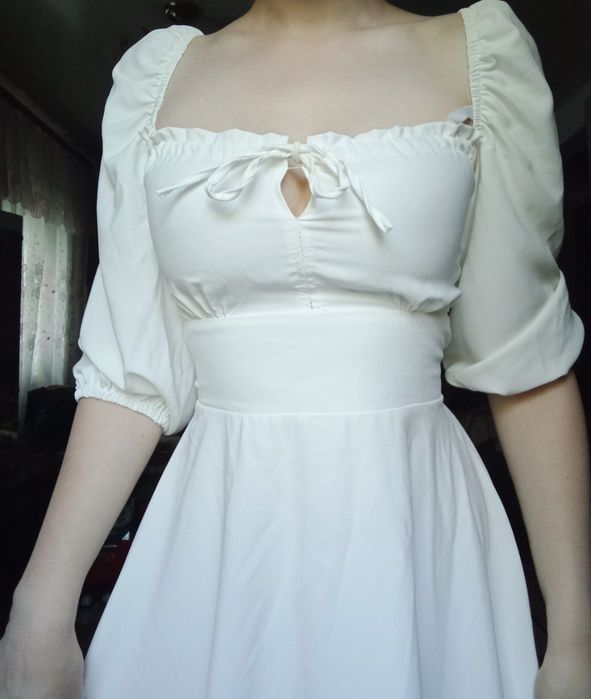 нова біла сукня з зав'язками