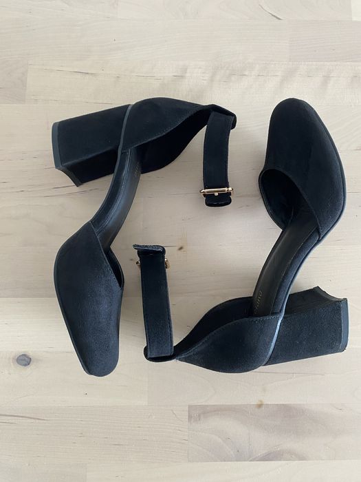Sapatos altos pretos