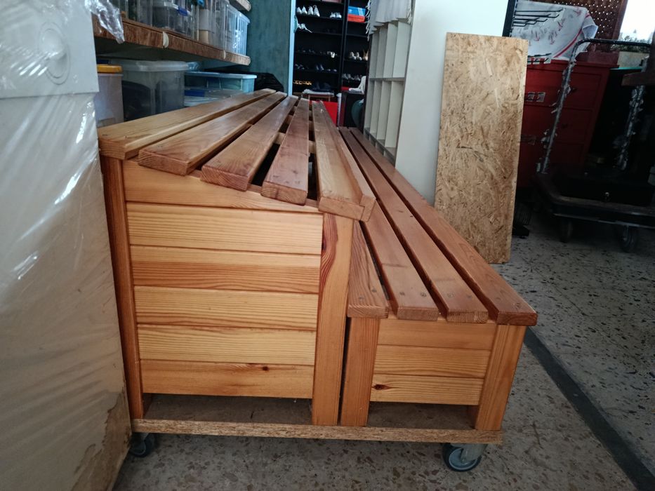 Vendo expositor/carrinho em madeira envernizado (recheio de mercearia)
